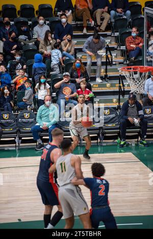 Giocatore di pallacanestro universitario che tira un tiro fatto Foto Stock