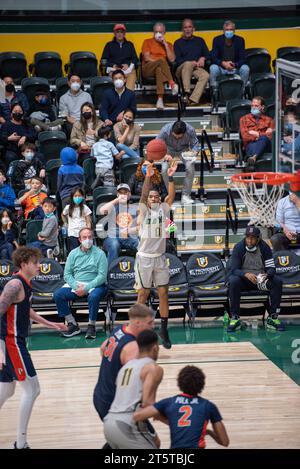 Giocatore di pallacanestro universitario che tira un tiro fatto Foto Stock