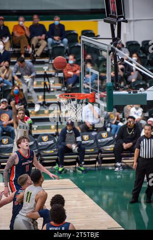 Giocatore di pallacanestro universitario che tira un tiro fatto Foto Stock