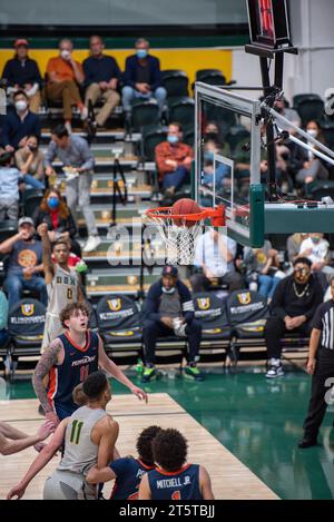 Giocatore di pallacanestro universitario che tira un tiro fatto Foto Stock