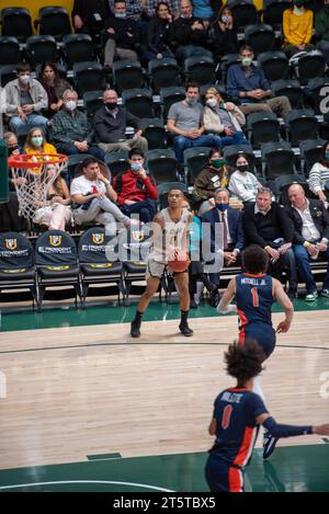 Giocatore di pallacanestro universitario che tira un tiro fatto Foto Stock
