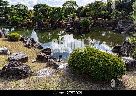 Si pensa che il Giardino Ninomaru del Castello di Nijo sia stato costruito tra il 1602 e il 1606, quando fu costruito il palazzo Ninomaru, il giardino subì un'ampia ristrutturazione Foto Stock