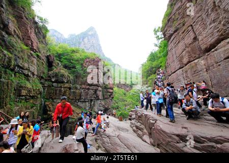 Città di Jiaozuo - 3 maggio: I turisti nel punto panoramico della montagna di yuntai, 3 maggio 2015, città di jiaozuo, provincia di henan, Cina. Foto Stock