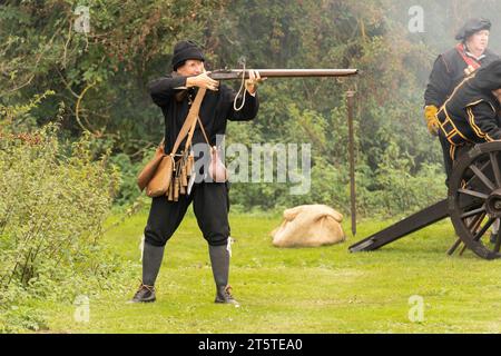 I moschettieri puntano il loro moschetto a pietra focaia all'assedio di Basing House, rievocazione della guerra civile inglese. English Civil War Society 16.09.23, Basingstoke Foto Stock