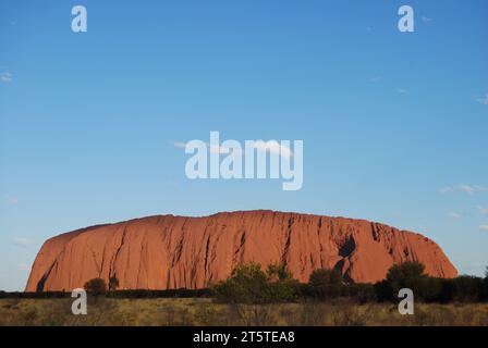 Ayers rock e il cielo azzurro. Foto Stock