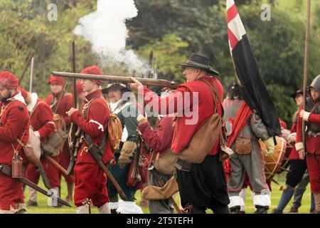 Fucilazione dei moschettieri - rievocazione storica dell'assedio di BASing House, guerra civile inglese da parte della English Civil War Society 16.09.23, Basingstoke Foto Stock