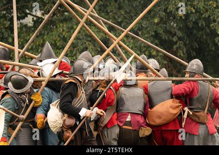 Spinta della picca nel punto in cui due colonne opposte di picchieri si incontrano e si bloccano in posizione. Ricostruzione della guerra civile inglese, assedio di Basing House 16.09.23 Foto Stock