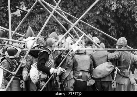 Spinta della picca nel punto in cui due colonne opposte di picchieri si incontrano e si bloccano in posizione. Ricostruzione della guerra civile inglese, assedio di Basing House 16.09.23 Foto Stock