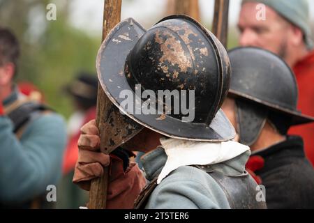 Fanteria Pikeman con casco in pentola d'acciaio pike e guanti in pelle - l'assedio di Basing House, della guerra civile inglese. ECWS 16.09.23 Foto Stock