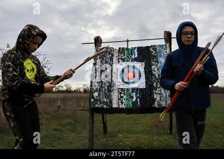 Zaporizhzhia, Ucraina. 5 novembre 2023. I giovani ragazzi praticano il tiro con l'arco nel club di tiro con l'arco dei cosacchi "Bayda". La guerra tra Israele e Gaza sta "togliendo l'attenzione” dal conflitto in Ucraina, ha ammesso il presidente del paese Volodymyr Zelensky. E ha negato che i combattimenti in Ucraina avessero raggiunto uno stallo, nonostante una recente valutazione in tal senso da parte del generale militare più importante del paese. La controffensiva dell'Ucraina nel sud ha finora fatto pochi progressi. Credito: SOPA Images Limited/Alamy Live News Foto Stock