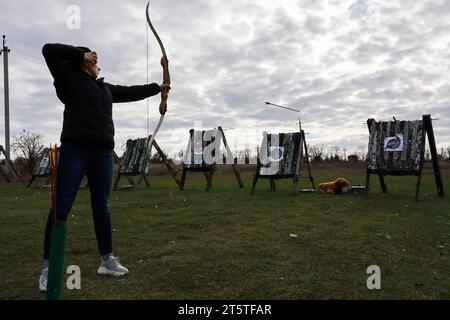 Zaporizhzhia, Ucraina. 5 novembre 2023. Una donna ha visto praticare il tiro con l'arco nel club di tiro con l'arco dei cosacchi "Bayda". La guerra tra Israele e Gaza sta "togliendo l'attenzione” dal conflitto in Ucraina, ha ammesso il presidente del paese Volodymyr Zelensky. E ha negato che i combattimenti in Ucraina avessero raggiunto uno stallo, nonostante una recente valutazione in tal senso da parte del generale militare più importante del paese. La controffensiva dell'Ucraina nel sud ha finora fatto pochi progressi. (Foto di Andriy Andriyenko/SOPA Images/Sipa USA) credito: SIPA USA/Alamy Live News Foto Stock