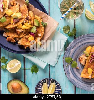 Vista dall'alto verso il basso di un piatto di tacos di pesce croccanti fatti in casa con salsa di mango. Foto Stock