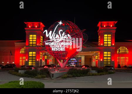 Thackerville, Oklahoma - 25 ottobre 2023: Vista notturna colorata del WinStar World Casino e ingresso al Resort. Foto Stock