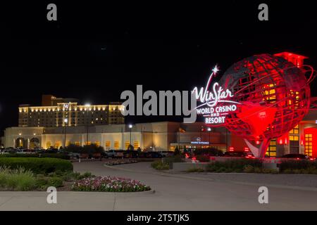 Thackerville, Oklahoma - 25 ottobre 2023: Vista notturna colorata del WinStar World Casino and Resort and hotel. Foto Stock