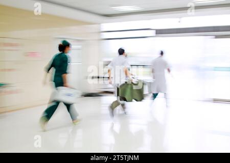 Gli operatori sanitari si sono precipitati oltre la sala di trattamento di emergenza, primo piano della foto Foto Stock