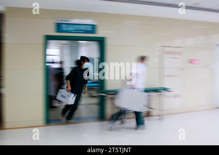 Gli operatori sanitari si sono precipitati oltre la sala di trattamento di emergenza, primo piano della foto Foto Stock