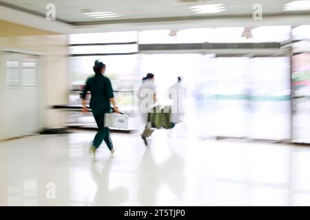 Gli operatori sanitari si sono precipitati oltre la sala di trattamento di emergenza, primo piano della foto Foto Stock