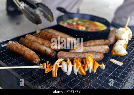 Grigliate salsicce e verdure - cucina esterna - barbecue estivo Foto Stock