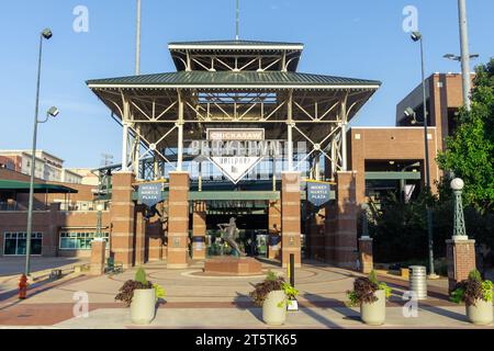 Oklahoma City, USA - 25 ottobre 2023: Vista del Chickasaw Bricktown Ballpark, Mickey Mantle Plaza. Foto Stock