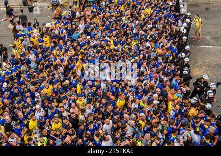 Rio De Janeiro, Brasile. 4 novembre 2023. Una folla di tifosi del Boca Juniors aspetta che la polizia apra il passaggio per lo stadio Maracana, a Rio de Janeiro (04), da dove si ritrova per vedere la partita finale del Boca Juniors contro Fluminse della Copa Libertadores da America. La partita finale della Copa Libertadores da America, tra Fluminense e Boca Juniors si è conclusa con il punteggio finale di 2:1. La vittoria va a Fluminense. Credito: SOPA Images Limited/Alamy Live News Foto Stock