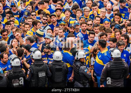 Rio de Janeiro, Brasile. 4 novembre 2023. Una folla di tifosi del Boca Juniors aspetta che la polizia apra il passaggio per lo stadio Maracana, a Rio de Janeiro (04), da dove si ritrova per vedere la partita finale del Boca Juniors contro Fluminse della Copa Libertadores da America. La partita finale della Copa Libertadores da America, tra Fluminense e Boca Juniors si è conclusa con il punteggio finale di 2:1. La vittoria va a Fluminense. (Immagine di credito: © Ramon Vellasco/SOPA Images via ZUMA Press Wire) SOLO USO EDITORIALE! Non per USO commerciale! Foto Stock