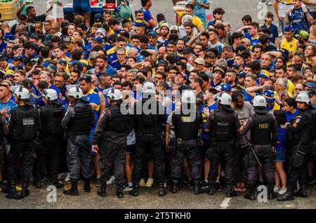 Rio De Janeiro, Brasile. 4 novembre 2023. Una folla di tifosi del Boca Juniors aspetta che la polizia apra il passaggio per lo stadio Maracana, a Rio de Janeiro (04), da dove si ritrova per vedere la partita finale del Boca Juniors contro Fluminse della Copa Libertadores da America. La partita finale della Copa Libertadores da America, tra Fluminense e Boca Juniors si è conclusa con il punteggio finale di 2:1. La vittoria va a Fluminense. (Foto di Ramon Vellasco/SOPA Images/Sipa USA) credito: SIPA USA/Alamy Live News Foto Stock