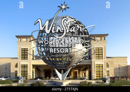 Thackerville, Oklahoma - 25 ottobre 2023: Ingresso principale del Winstar World Casino con globo e logo. Foto Stock