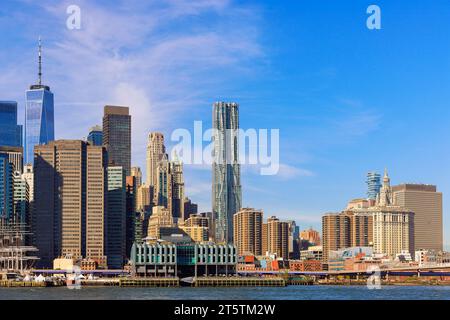 Nelle giornate di sole, lo skyline panoramico di Lower Manhattans offre una vista mozzafiato della città di New York Foto Stock