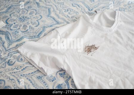 macchiarsi su una camicia lucida sul letto Foto Stock
