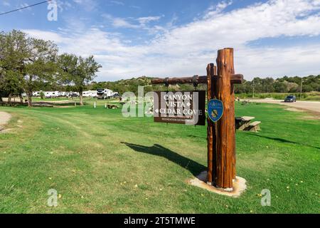 Watonga, Oklahoma - 25 ottobre 2023: Pointer to Canyon Vista e Cedar Cove nel Roman Nose State Park. Foto Stock