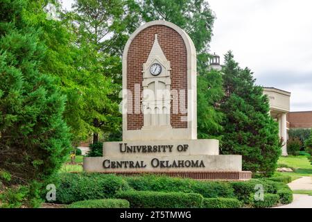 Oklahoma City, USA - 25 ottobre 2023: Veduta dell'insegna della University of Central Oklahoma. Foto Stock