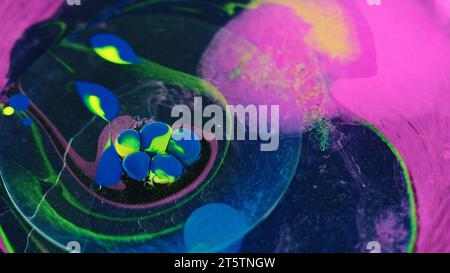 Goccia di vernice spruzzo d'acqua miscela di olio neon Foto Stock