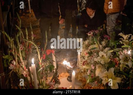 Messico, Messico. 3 novembre 2022. La gente si riunisce per visitare i propri cari al cimitero durante il giorno dei morti, a San Andrés Mixquic, un magico quartiere di città del Messico, Messico. Questo è uno dei festeggiamenti più importanti in Messico. Di solito, le persone si riuniscono per visitare i loro cari nel cimitero. (Foto di Alicia Fàbregas/SOPA Images/Sipa USA) credito: SIPA USA/Alamy Live News Foto Stock