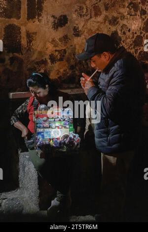 Messico, Messico. 3 novembre 2022. Una donna vende tabacco durante le celebrazioni del giorno dei morti a San Andrés Mixquic, un magico quartiere di città del Messico, Messico. Questo è uno dei festeggiamenti più importanti in Messico. Di solito, le persone si riuniscono per visitare i loro cari nel cimitero. (Foto di Alicia Fàbregas/SOPA Images/Sipa USA) credito: SIPA USA/Alamy Live News Foto Stock