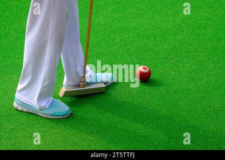 Braccio a sfera cinese e gambe dell'atleta, primo piano della foto Foto Stock