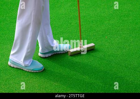 Braccio a sfera cinese e gambe dell'atleta, primo piano della foto Foto Stock