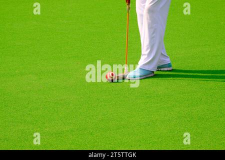 Braccio a sfera cinese e gambe dell'atleta, primo piano della foto Foto Stock