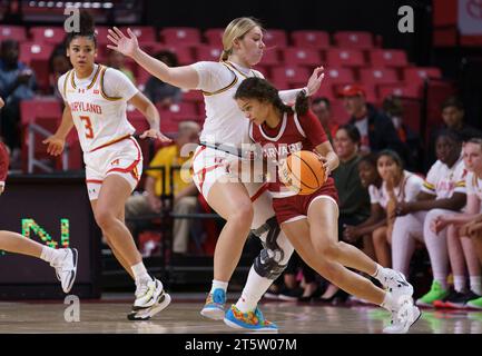 College Park, Stati Uniti. 6 novembre 2023. COLLEGE PARK, MD - NOVEMBRE 06: La guardia di Harvard Crimson Karlee White (12) spinge oltre la guardia dei Maryland Terrapins Emily Fisher (34) durante una partita di basket femminile tra i Maryland Terrapins e gli Harvard Crimson il 6 novembre 2023, all'Xfinity Center, a College Park, Maryland. (Foto di Tony Quinn/SipaUSA) credito: SIPA USA/Alamy Live News Foto Stock