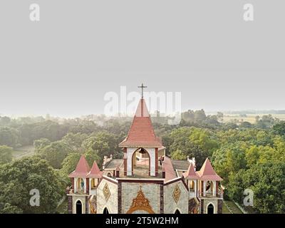 Raiganj West Bengal India 11.05.2023 vista aerea dall'alto esterna di St Chiesa di Giuseppe situata in Asia da un drone Foto Stock