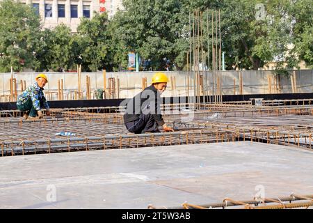 Contea di Luannan - 18 ottobre: Lavoratori che assemblano rinforzi nel cantiere, il 18 ottobre 2015, contea di Luannan, provincia di hebei, Cina Foto Stock