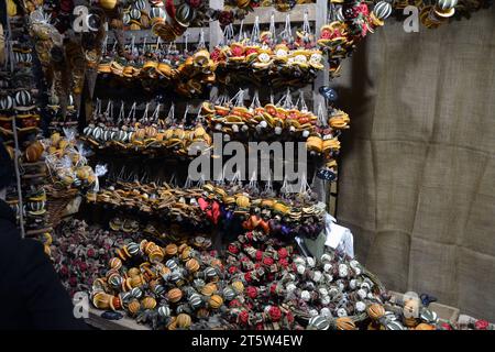 Vienna, Austria - 23 novembre 2019: Mercatino di Natale - un negozio con decorazioni colorate di notte Foto Stock