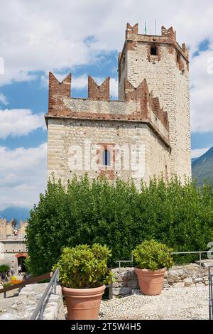 Vista del medievale Scaligerburg, del Castello Scaligero, del Castello Scaligero dal centro storico di Malcesine sul Lago di Garda Foto Stock
