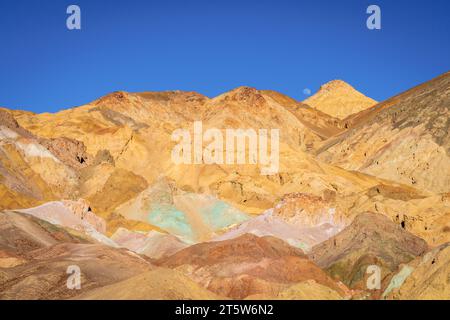 Vista panoramica di Artist Palette, colline ricoperte di colorati depositi vulcanici nel Death Valley National Park, California Foto Stock