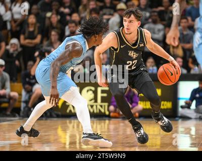 6 novembre 2023: La guardia UCF Nils Machowski (22) tenta di dribblare la palla davanti alla guardia FIU Arturo Dean (2) durante il secondo tempo di basket NCAA tra i FIU Panthers e gli UCF Knights. La UCF sconfisse la FIU 85-62 alla Financial Arena di Orlando, Florida. Romeo T Guzman/Cal Sport Media(immagine di credito: © Romeo Guzman/Cal Sport Media) Foto Stock