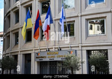 Marsiglia, Francia. 5 novembre 2023. Le bandiere ucraine, armene, francesi e israeliane (da L a R) sono visibili sopra l'ingresso dell'Hotel de la Région, a Marsiglia. Bandiere dell'Hotel de la Région a Marsiglia, Francia. Credito: SOPA Images Limited/Alamy Live News Foto Stock