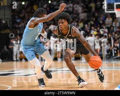 6 novembre 2023: La guardia della FIU Arturo Dean (2) tenta di difendere un drive al basket da parte della guardia della UCF Jaylin Sellers (24) durante il secondo tempo di basket NCAA tra i FIU Panthers e UCF Knights. La UCF sconfisse la FIU 85-62 alla Financial Arena di Orlando, Florida. Romeo T Guzman/Cal Sport Media Foto Stock