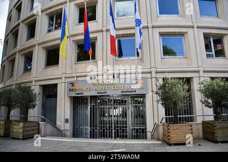 Marsiglia, Francia. 5 novembre 2023. Le bandiere ucraine, armene, francesi e israeliane (da L a R) sono visibili sopra l'ingresso dell'Hotel de la Région, a Marsiglia. Bandiere dell'Hotel de la Région a Marsiglia, Francia. (Foto di Gerard bottino/SOPA Images/Sipa USA) credito: SIPA USA/Alamy Live News Foto Stock