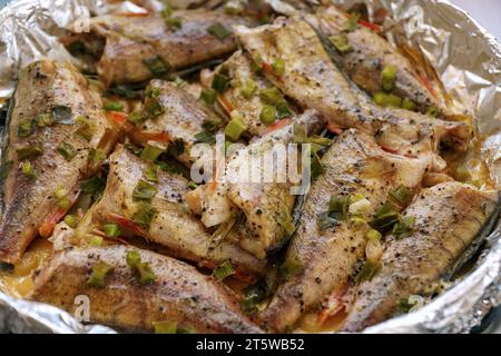 Fritto o cotto al forno nel pesce persico europeo di fiume in cipolla verde Foto Stock