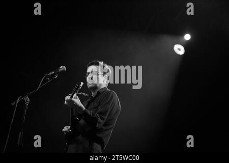 Nick Waterhouse bei einem Konzert im Huxleys Neue Welt a Berlino, 6. Novembre 2023. Foto schwarzweiß konvertiert Nick Waterhouse Konzert Berlino *** Nick Waterhouse ad un concerto all'Huxleys Neue Welt di Berlino, 6 novembre 2023 foto in bianco e nero convertito Nick Waterhouse concerto Berlino credito: Imago/Alamy Live News Foto Stock