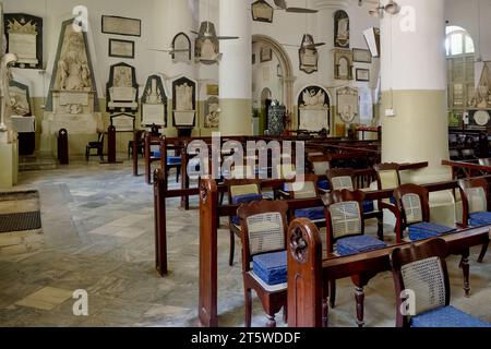 All'interno di St Thomas' Cathedral nella zona di Fort, Mumbai, India, con memoriali dell'epoca coloniale e targhe commemorative per ufficiali coloniali lungo le mura Foto Stock